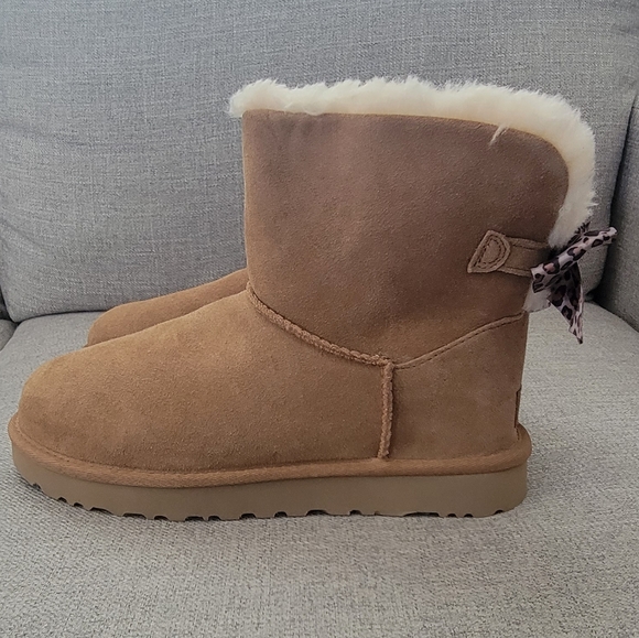 UGG Mini Bailey Leopard Bow Boot In Chestnut - Picture 5 of 7